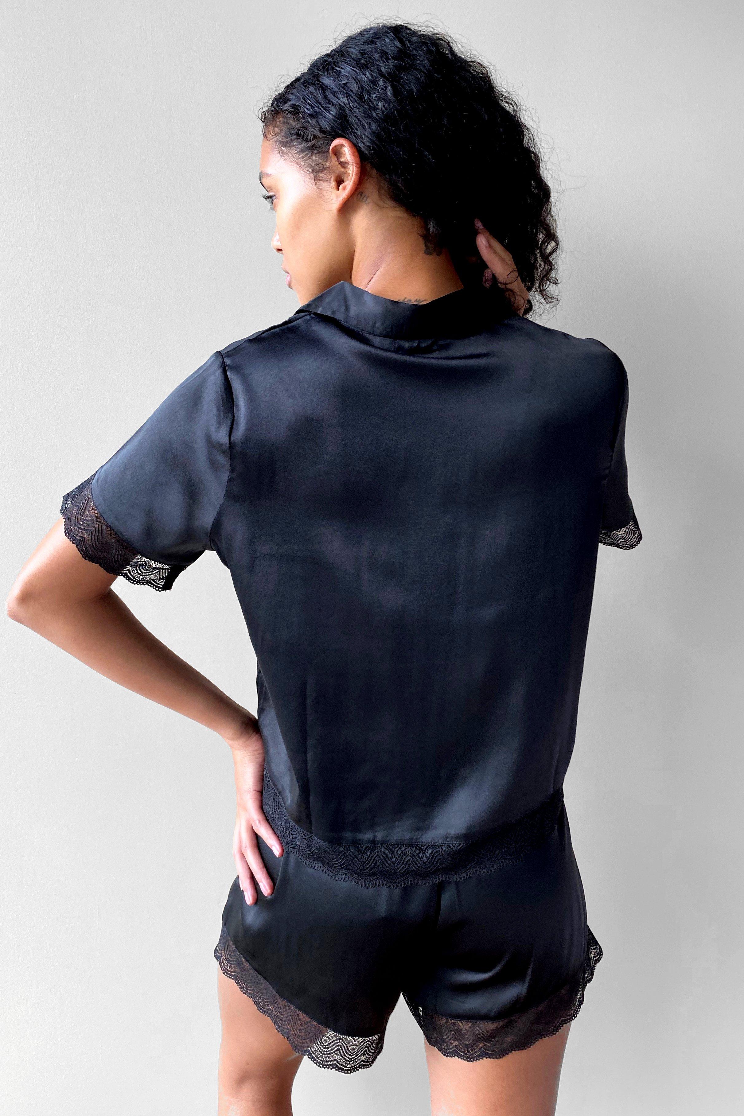 Pyjama chemise short a dentelle Soiree pyjama Netflix en vue